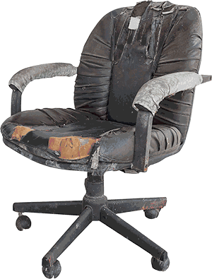 Cadeira rasgada e velha