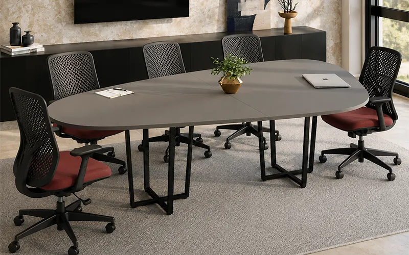 Espaço de colaboração corporativo com poltronas e sofás