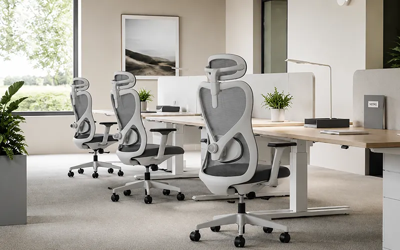 Estações de trabalho com cadeiras ergonômicas e mesas de altura regulável
