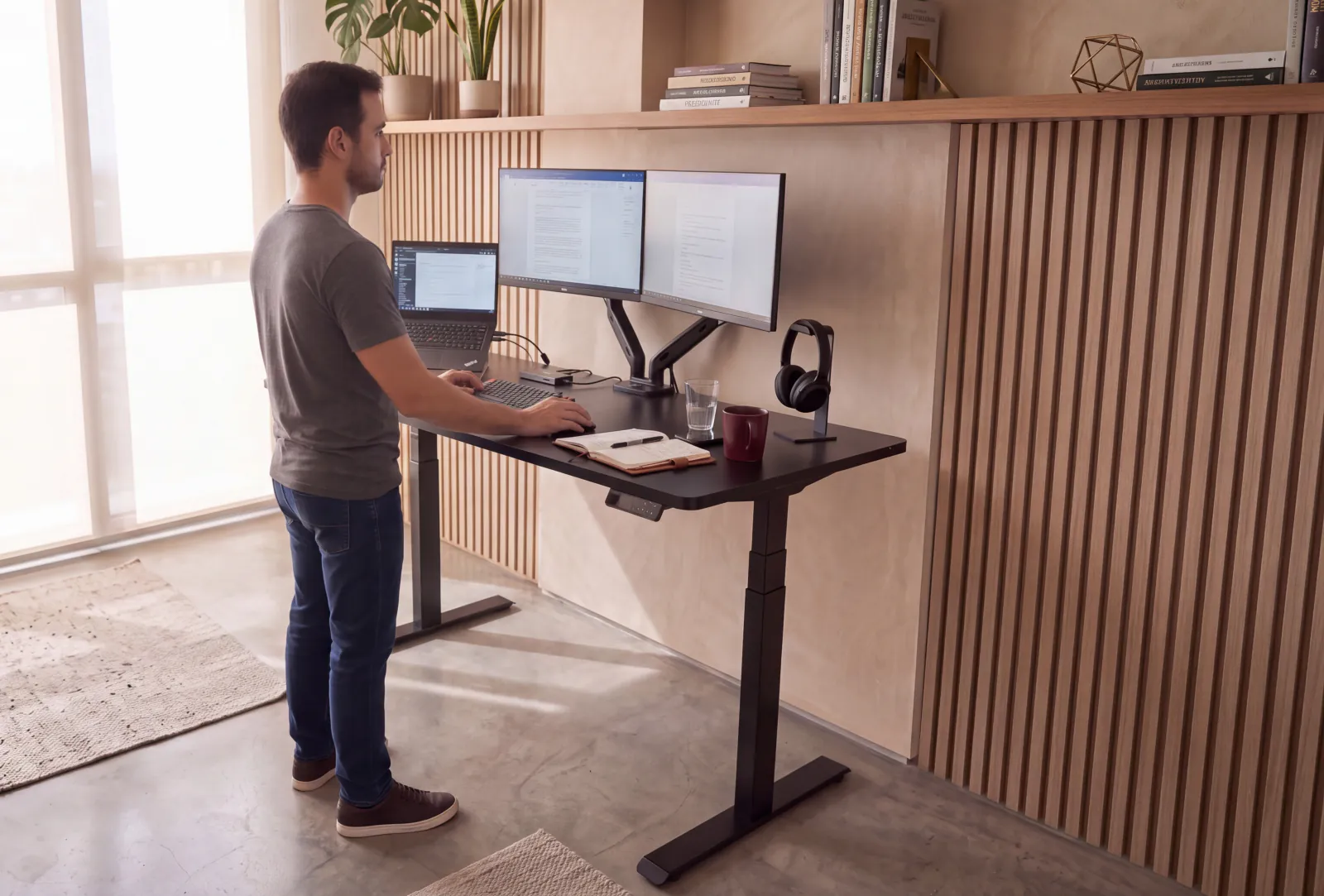Comfy ErgoLift Ultra elevada para o trabalho em pé, com o mesmo setup de monitores e notebook sobre o tampo