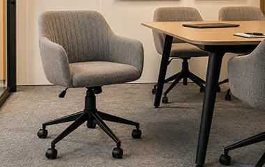 Cadeira Comfy Clari SW para salas de reunião.