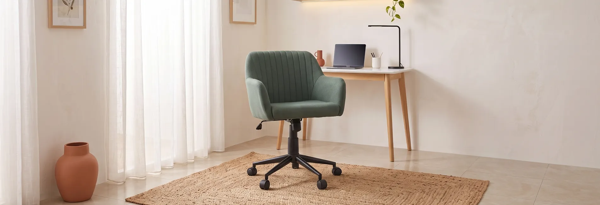 Cadeira Comfy Flexy Clari SW verde em ambiente aconchegante e home office