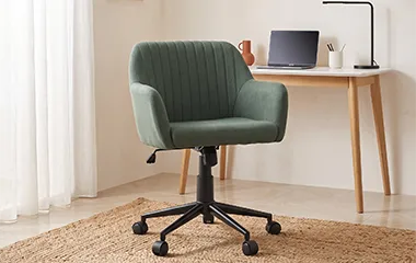 Cadeira Comfy Flexy Clari SW verde em home office com plantas