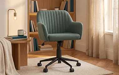 Cadeira Comfy Flexy Clari SW verde em living e canto de leitura