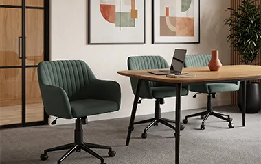 Cadeira Comfy Flexy Clari SW verde em sala de reunião e recepção