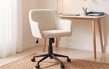 Cadeira Comfy Flexy Clari SW creme em home office claro e minimalista