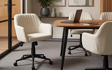 Cadeira Comfy Flexy Clari SW creme em recepção e sala de reunião