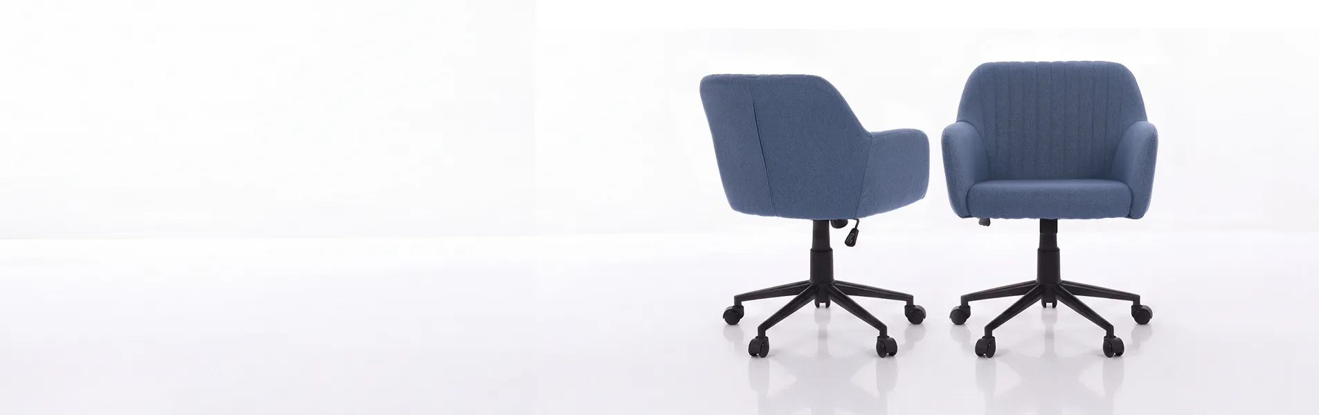 Cadeira Comfy Flexy Clari SW azul índigo vista de frente e de lado em fundo branco