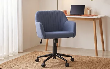 Cadeira Comfy Flexy Clari SW azul índigo em home office