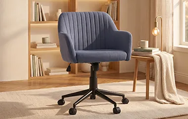 Cadeira Comfy Flexy Clari SW azul índigo em living integrado e canto de leitura