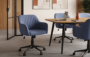 Cadeira Comfy Flexy Clari SW azul índigo em sala de reunião corporativa