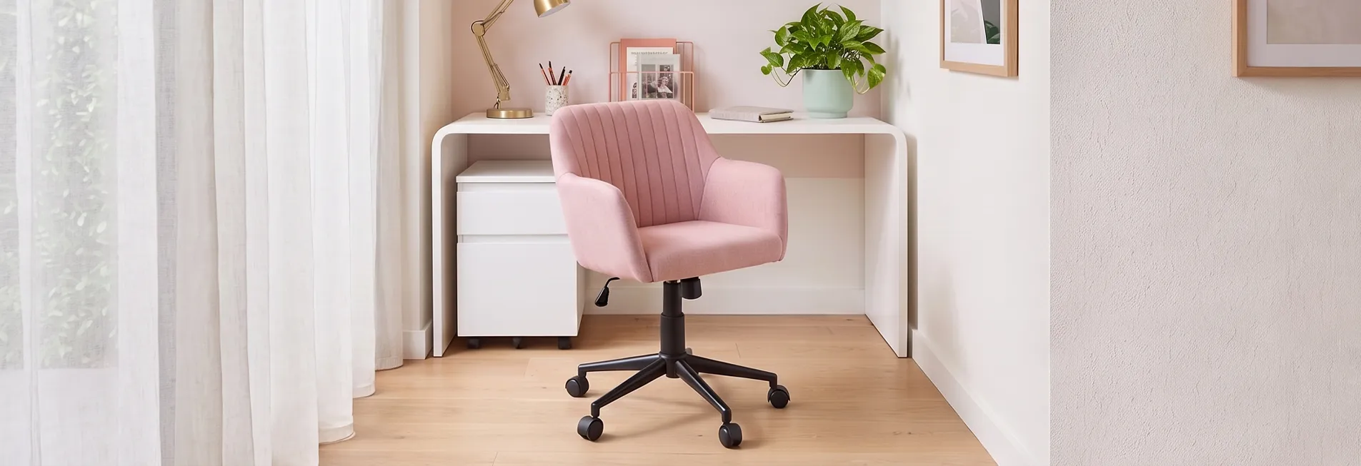 Cadeira Comfy Flexy Clari SW rose gold em ambiente aconchegante e home office