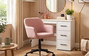 Cadeira Comfy Flexy Clari SW rose gold no quarto, em cantinho de leitura