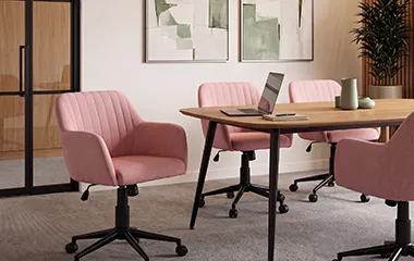 Cadeira Comfy Flexy Clari SW rose gold em studio de atendimento e recepção