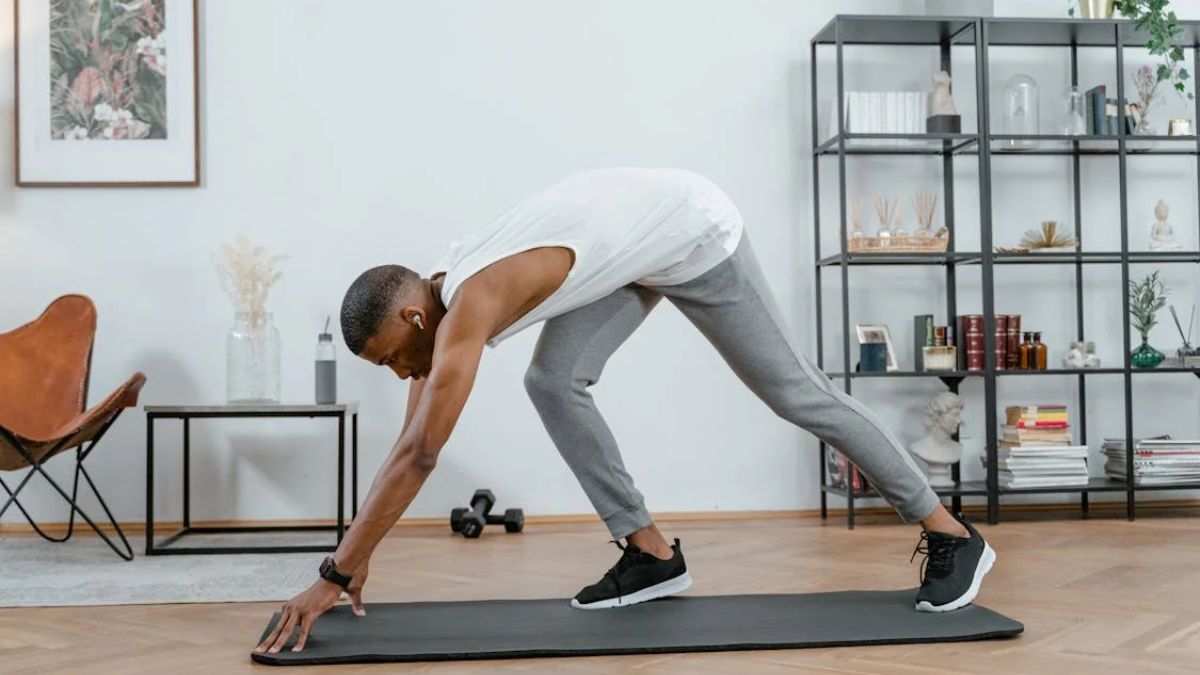 Homem fazendo alongamento